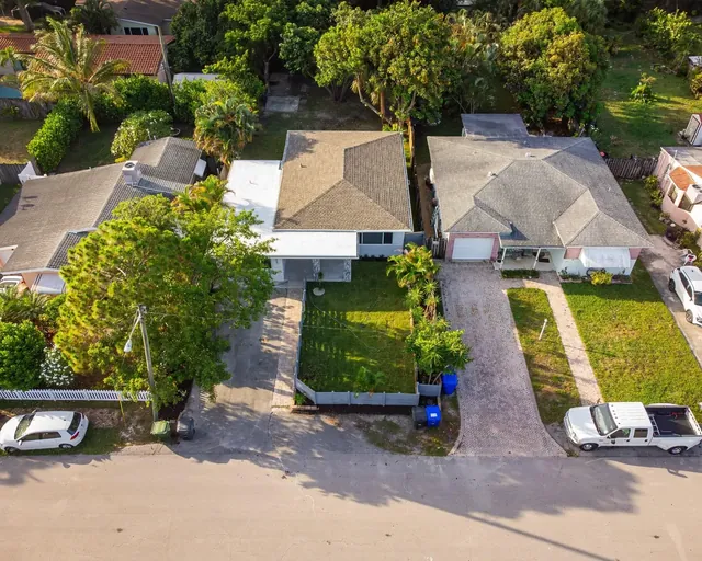 The same Hollywood house from above