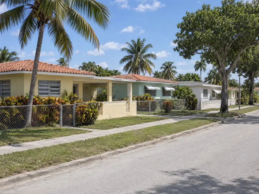 Illustration: a street of 1960s concrete-block houses in South Florida